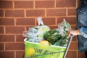 courses-legumes-frais-au-supermarche_1150-14548