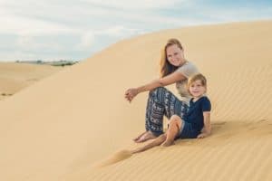 maman-fils-dans-desert-voyager-enfants